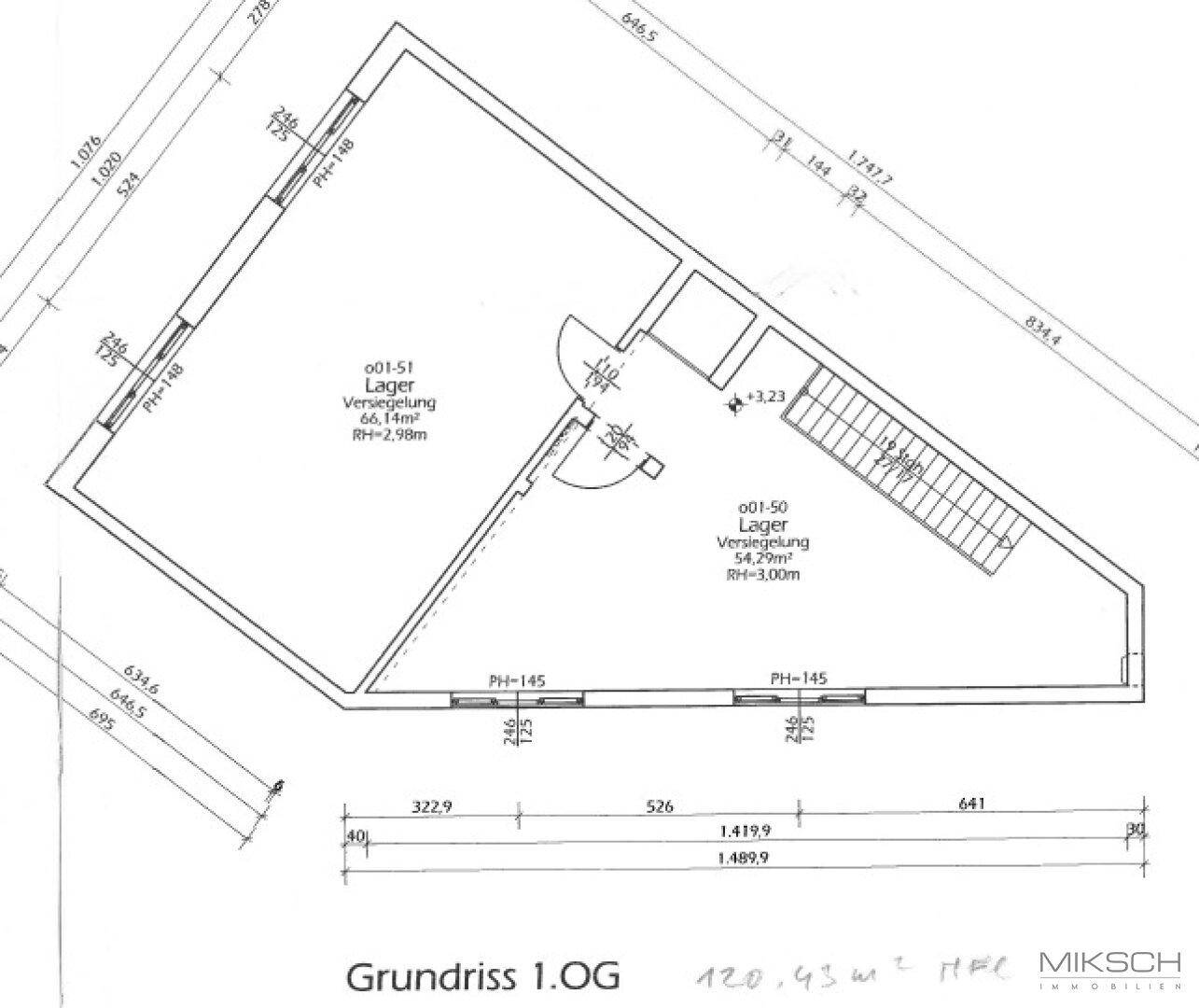 Grundriss des ersten Obergeschosses mit zwei großen Lagerbereichen und Zugang über eine Treppe.