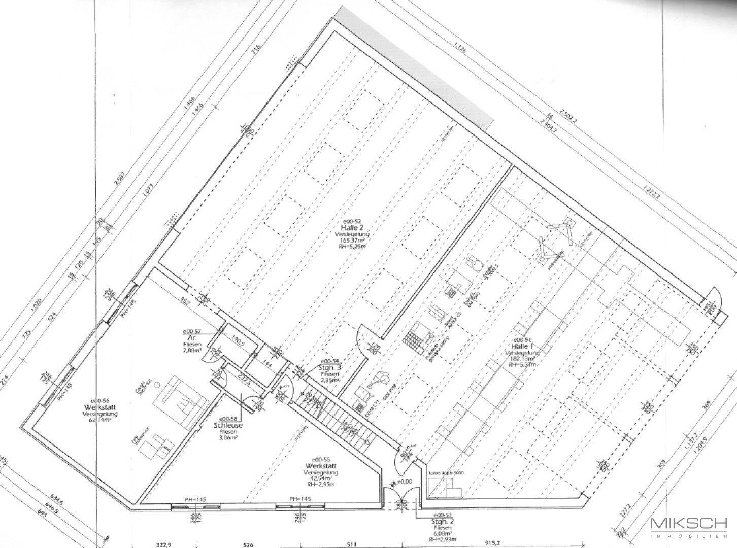 Grundriss des Erdgeschosses mit detaillierter Aufteilung der Werkstatt- und Lagerbereiche sowie Büros.