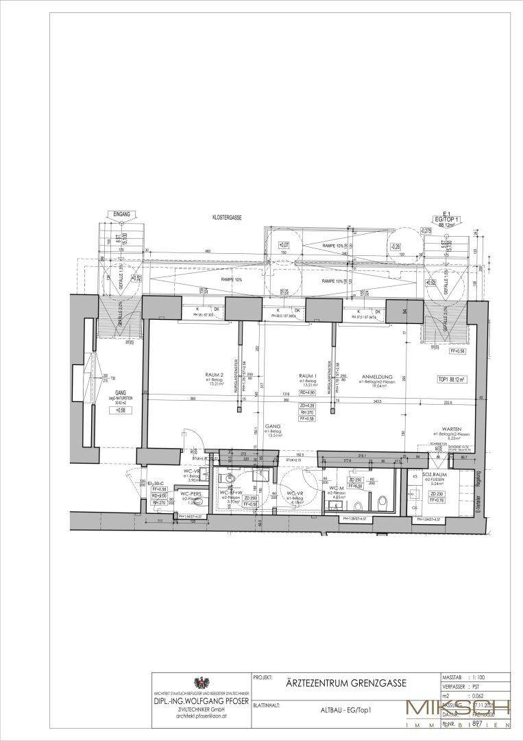 Detaillierter Grundriss eines Ärztezentrums mit Raumaufteilung, Zugängen und Rampen.