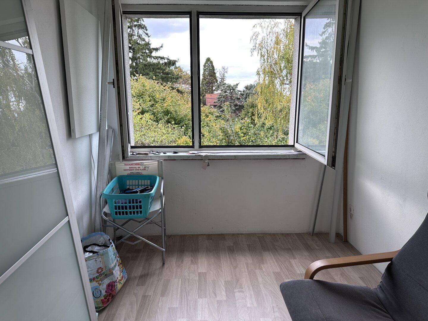 Kleiner Raum mit hellem Laminatboden und Fenster, ideal als Büro oder Abstellraum nutzbar.