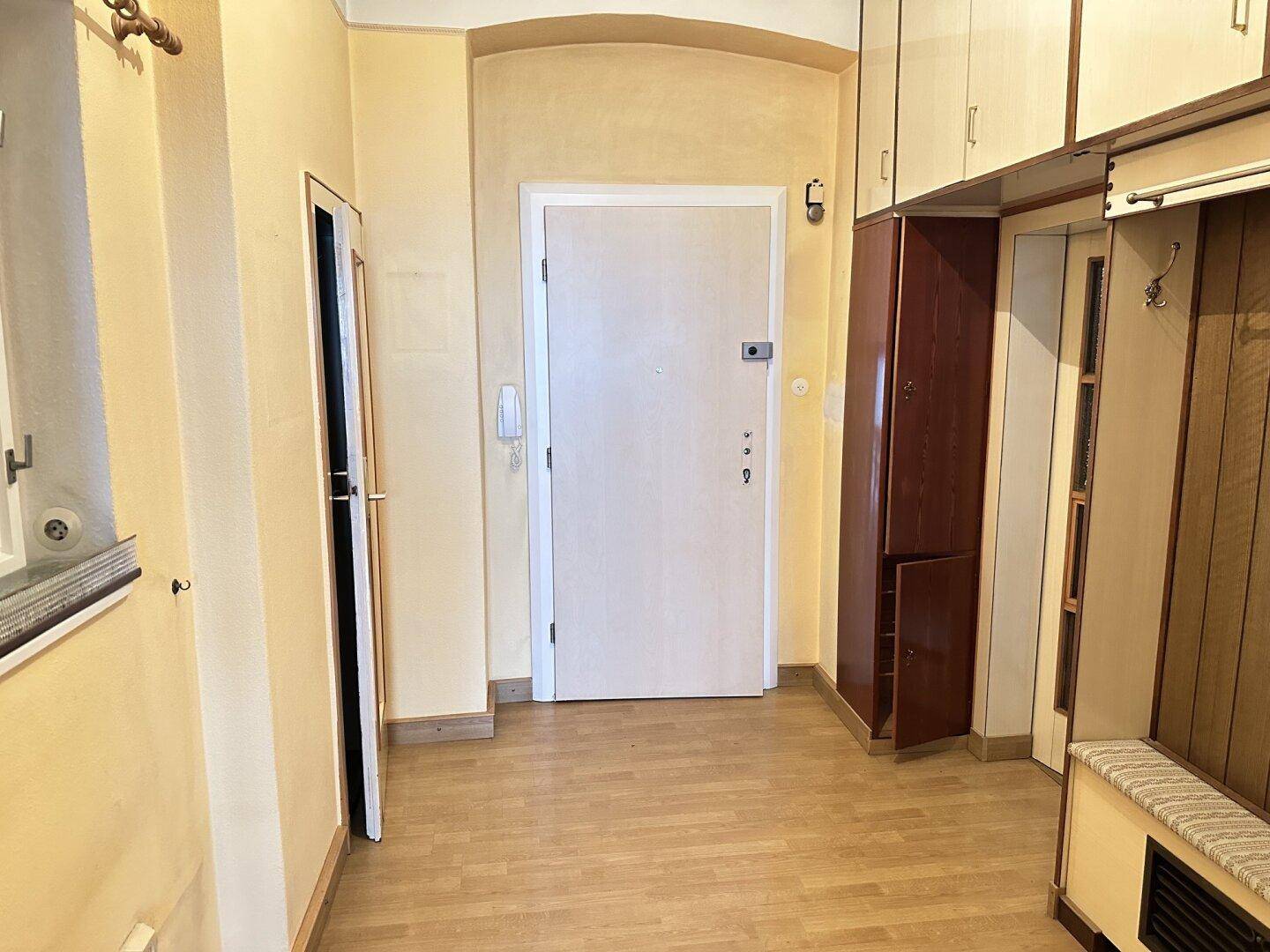 Eingangsbereich mit Garderobe, Einbauschränken und heller Wandgestaltung.