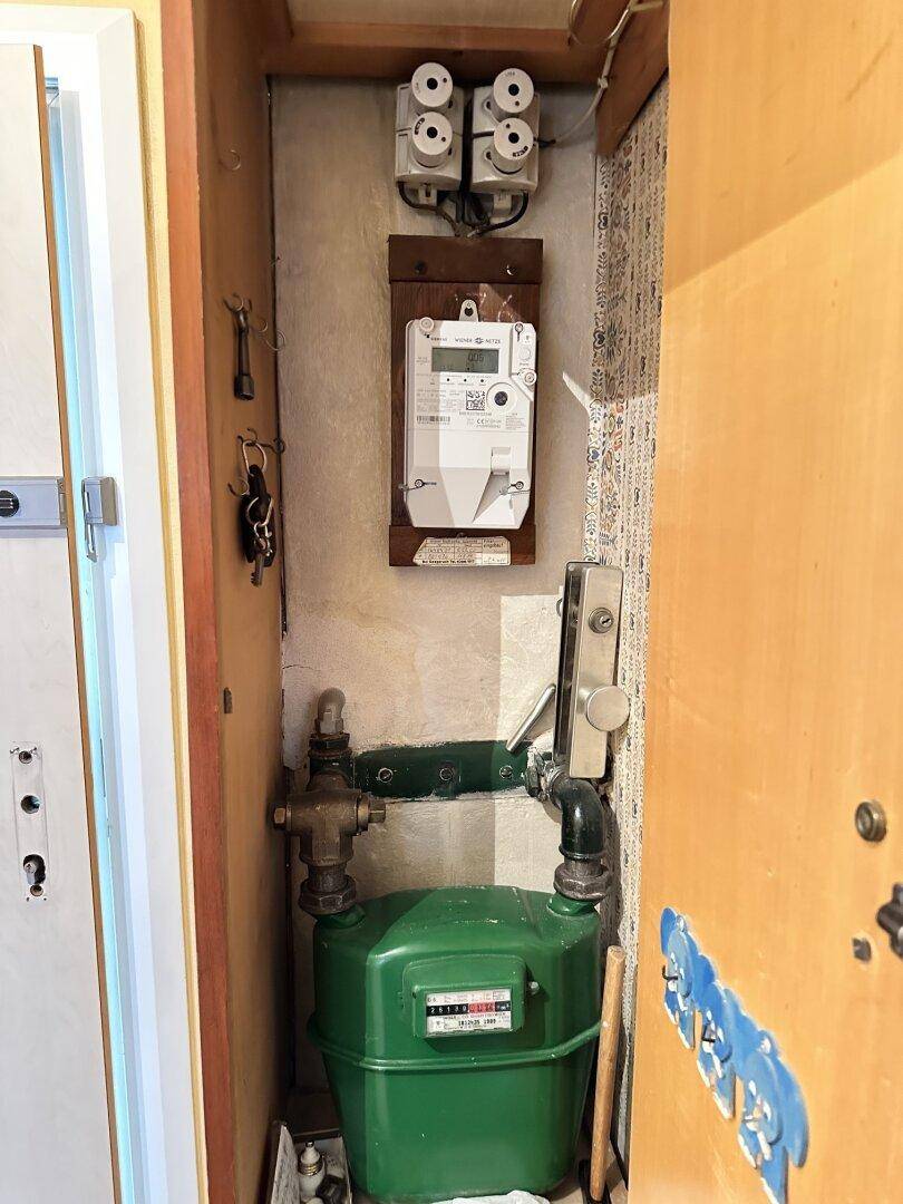 Hausanschlussraum mit Gas- und Stromzähler sowie sichtbaren Installationen.
