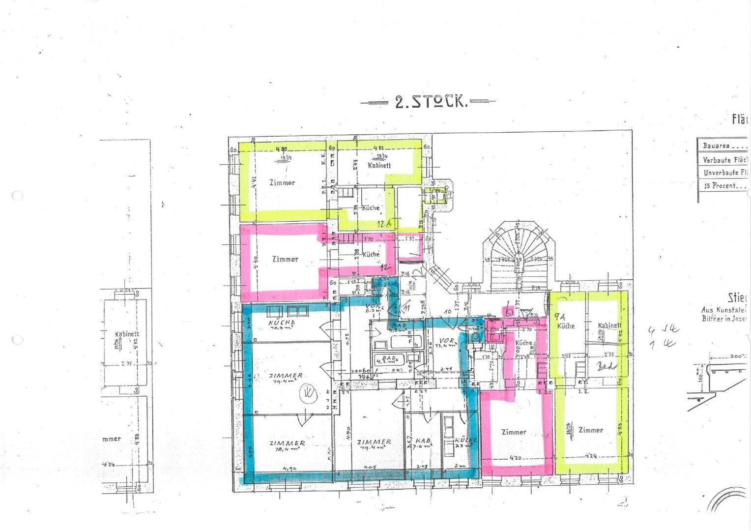 Grundrissplan des zweiten Stocks mit farblich markierten Zimmern und Treppenhaus.
