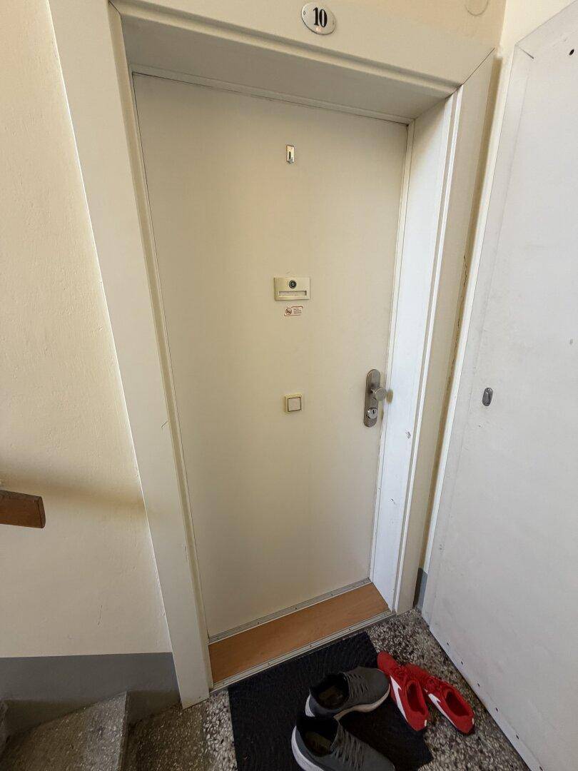 Eingangstür einer Wohnung mit der Nummer 10 im Treppenhaus.