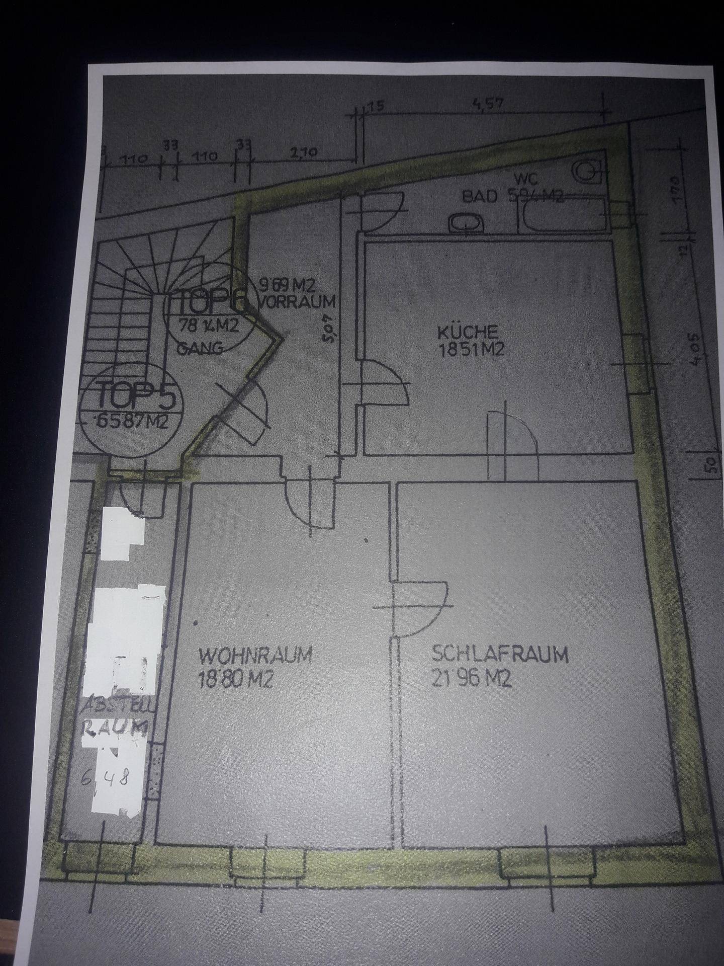 Grundriss mit Wohnraum, Schlafzimmer, Küche, Bad und separatem WC.