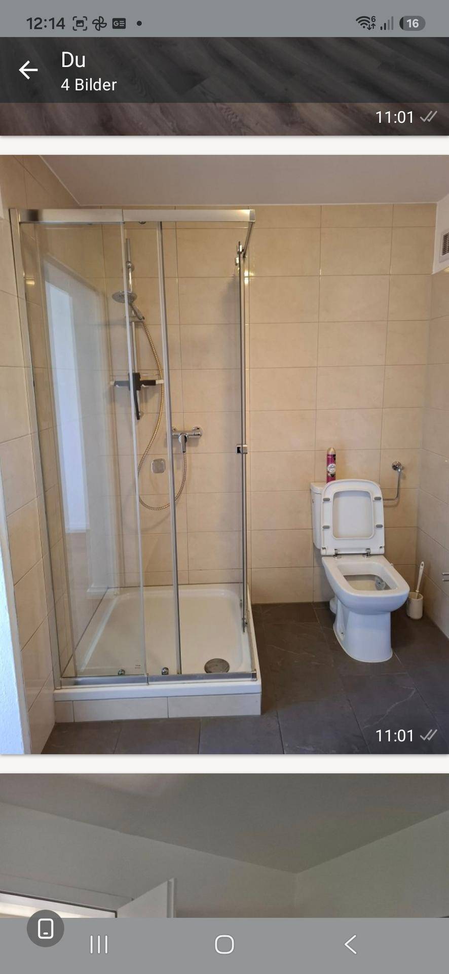 Funktionales Badezimmer mit Duschkabine, WC und beigefarbenen Wandfliesen.