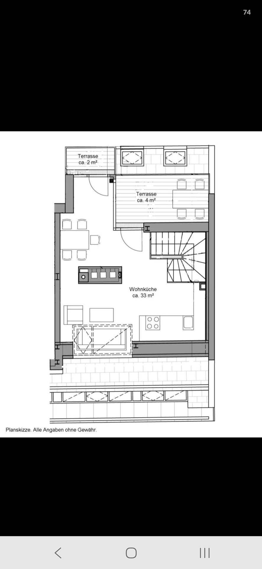 Grundriss des Wohnküchenbereichs mit Treppe und zwei Terrassen im Erdgeschoss.