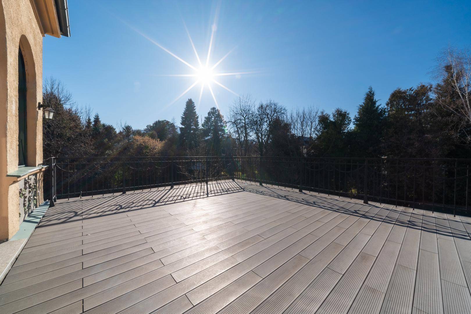 Geräumige Terrasse mit viel Sonnenschein und Blick ins Grüne.