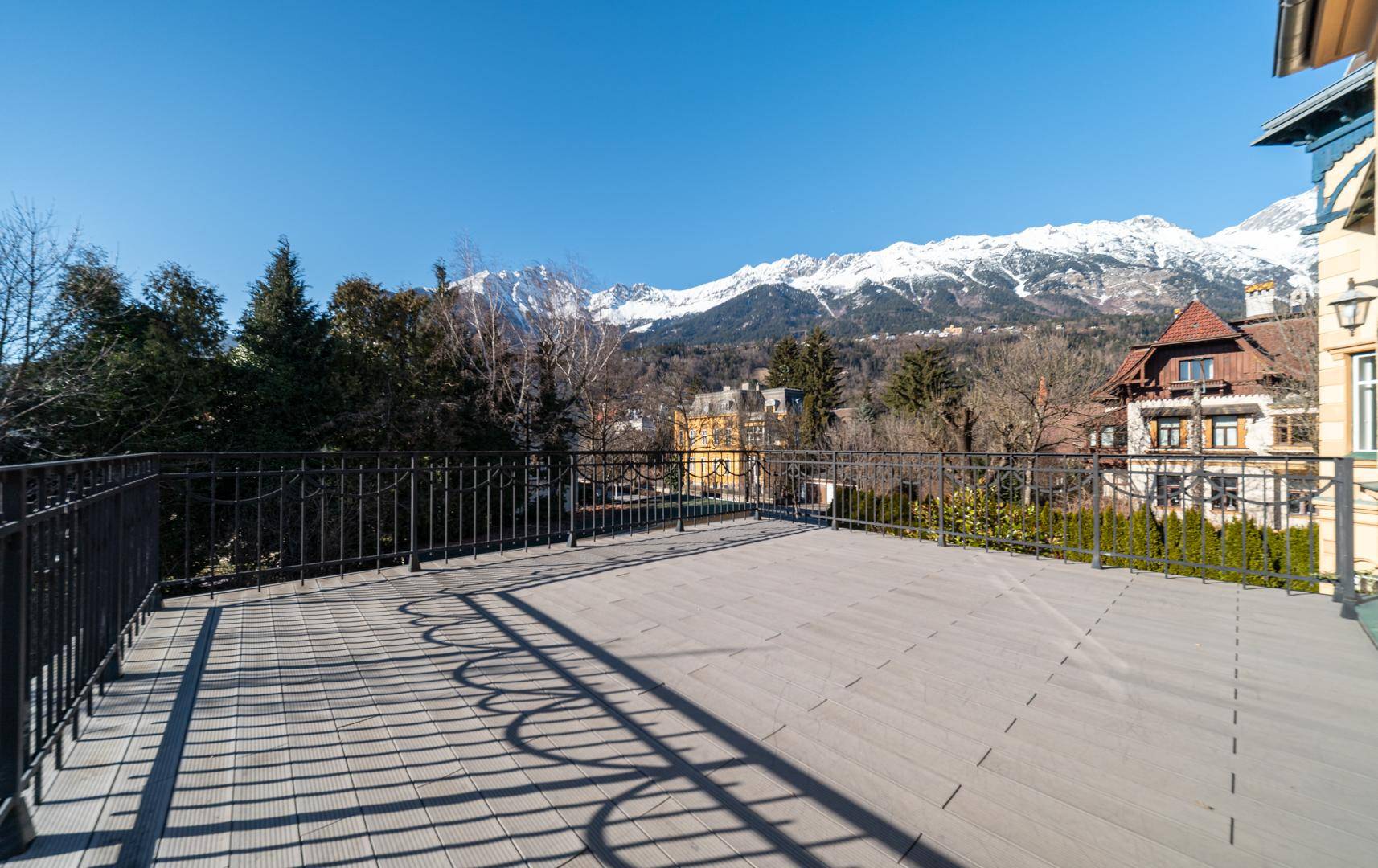 Sonnenterrasse mit weitem Blick auf die umliegende Berglandschaft.