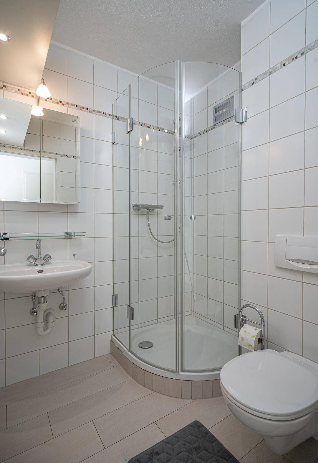 2. Badezimmer mit WC-DG