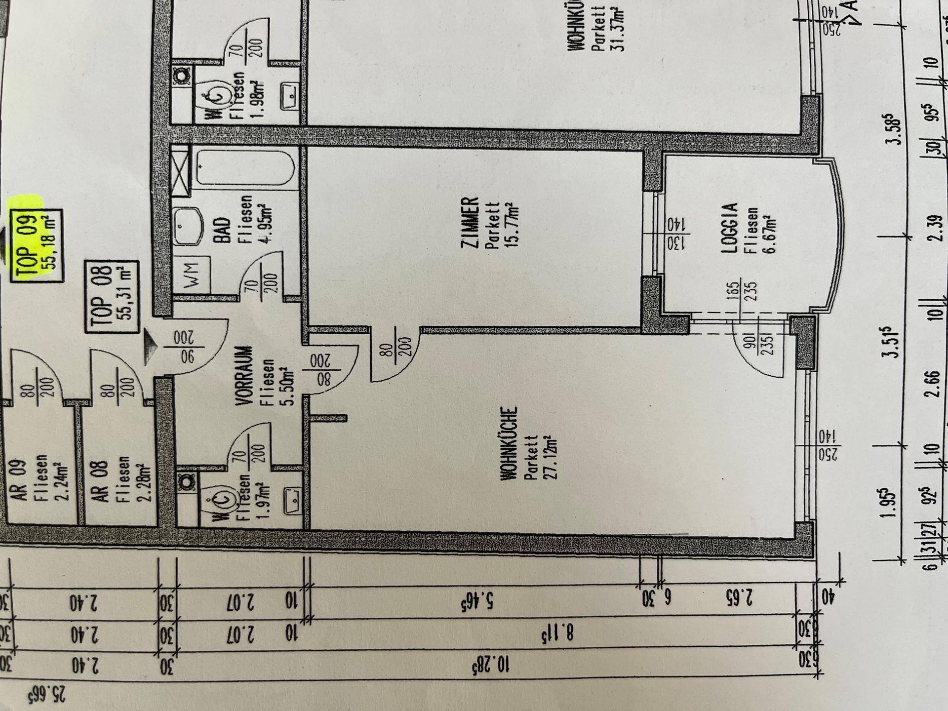Grundriss der Wohnung "TOP 09" mit Wohnküche, Zimmer und Loggia.