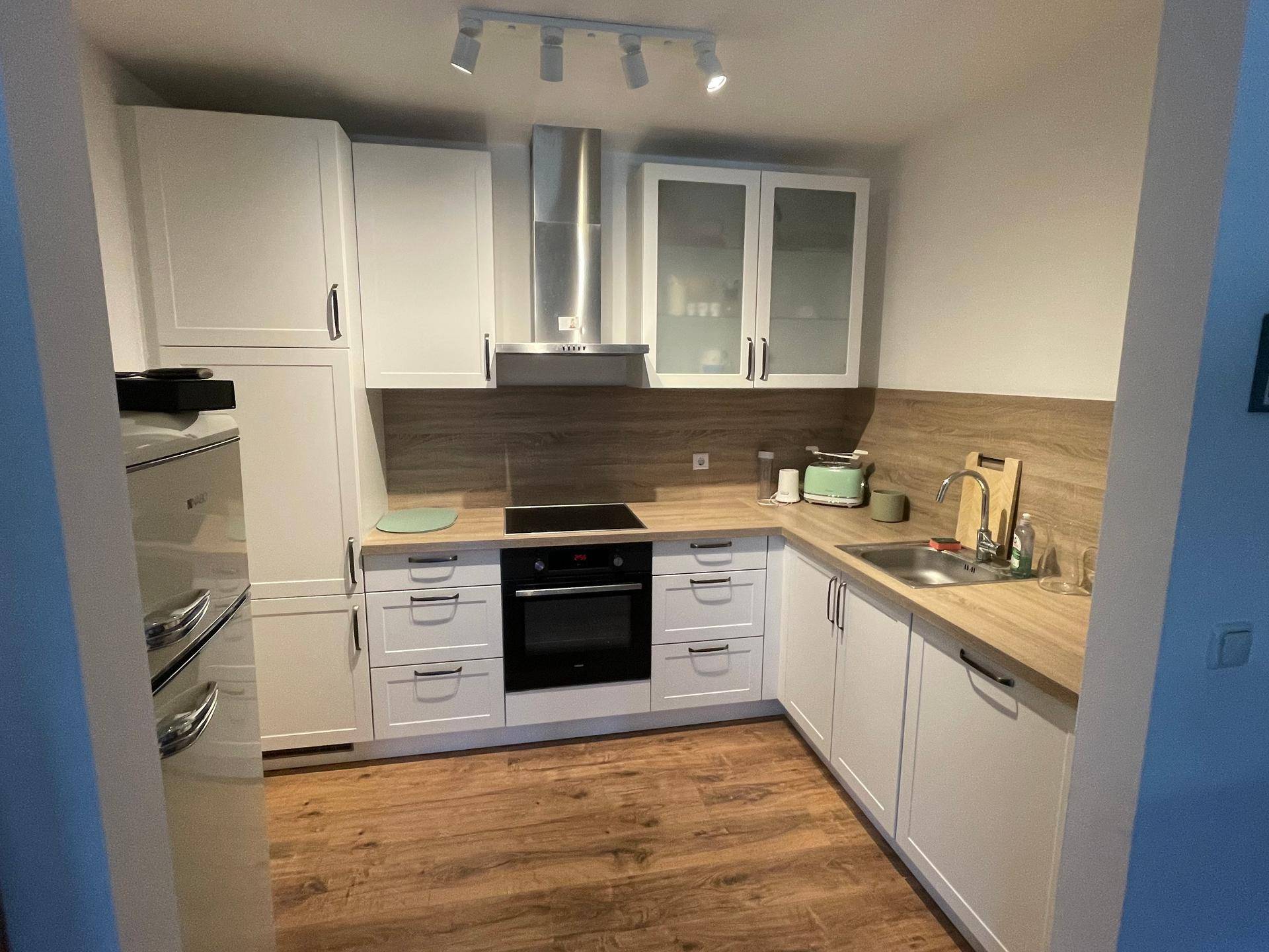 Helle, komplett neu renovierte und möblierte 66 m² Wohnung mit Balkon in Neusiedl am See – ab September 2026 verfügbar – pohled 3