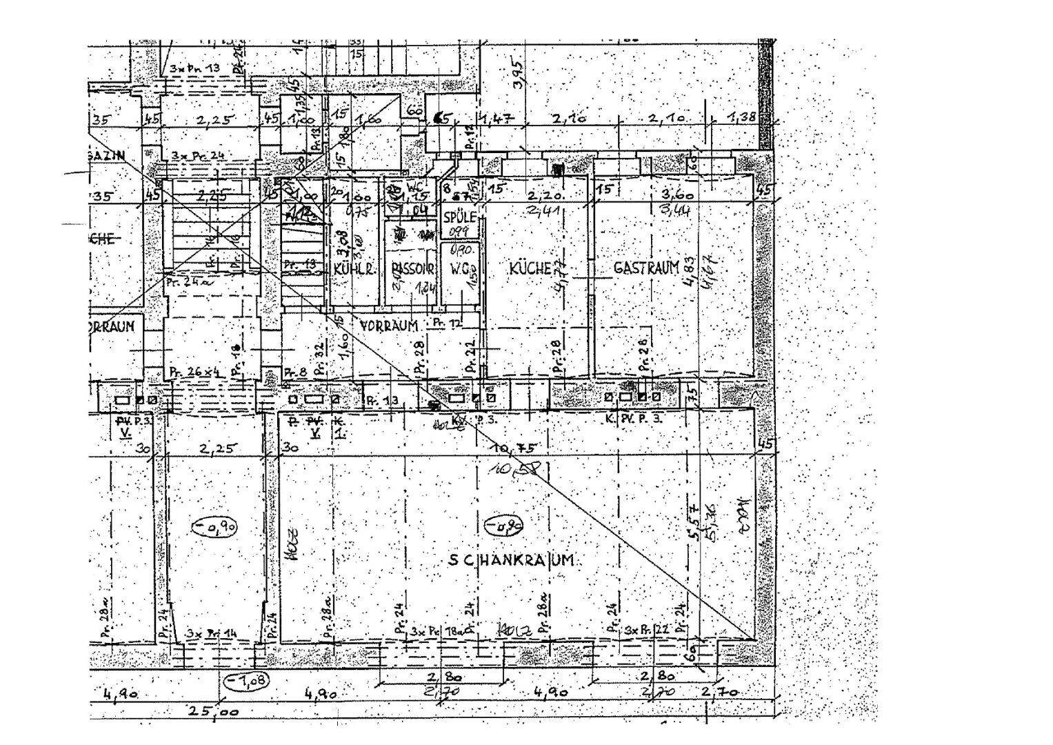Detaillierter Grundrissplan mit verschiedenen Räumen, inklusive Küche und Gastraum, sowie Maßangaben.