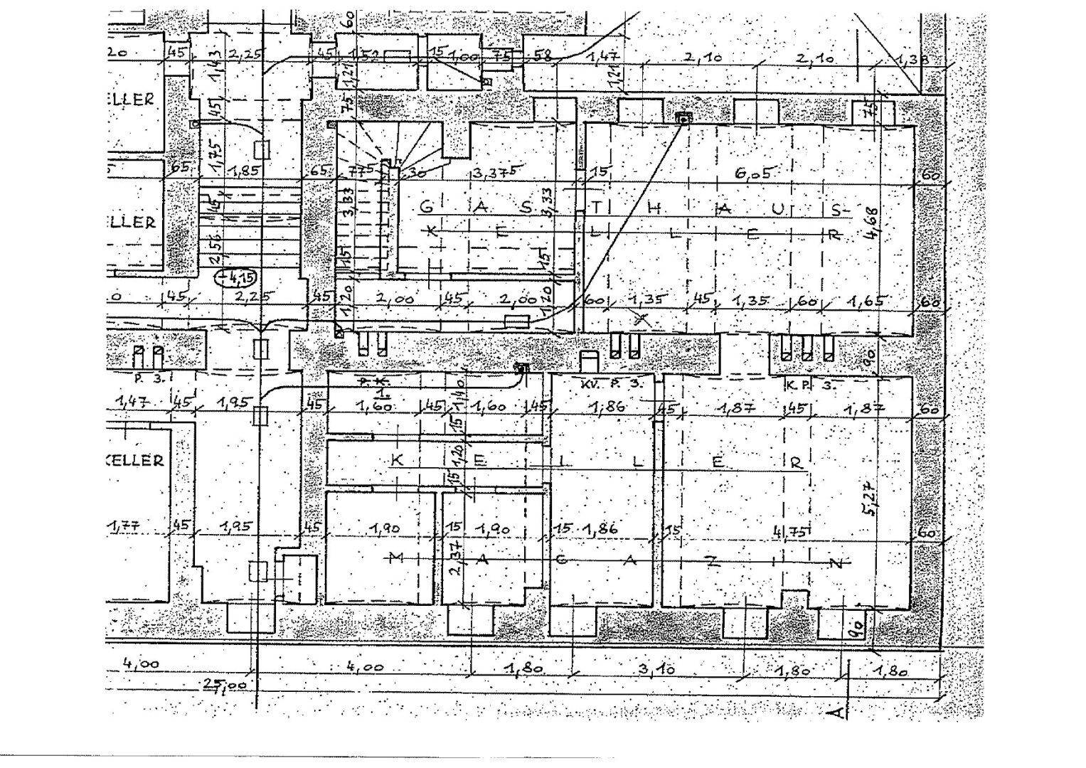 Ausführlicher Grundrissplan eines Kellergeschosses mit mehreren Räumen und Treppenhaus, inklusive Maßangaben.