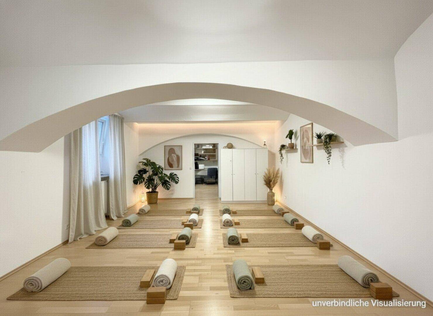 Ruhiger Raum mit Holzboden, Yogamatten und natürlichem Licht, ideal für Sport oder Entspannung.