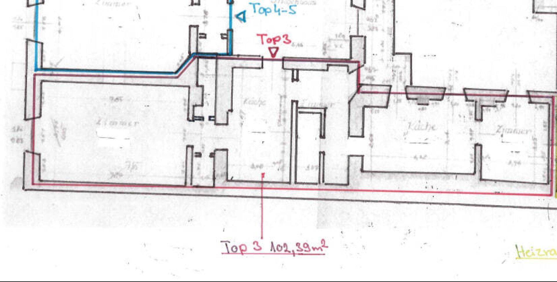 Handgezeichneter Grundriss, der die Aufteilung einer Wohnung mit mehreren Zimmern und einer Küche darstellt.