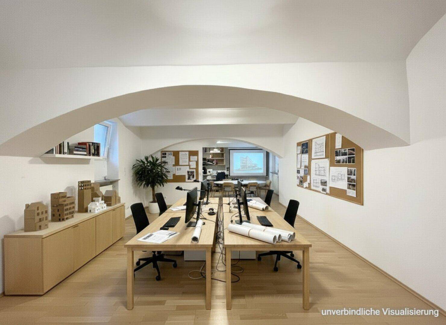 Heller Büroraum mit Holzboden, modernen Arbeitsplätzen und Projektionsfläche unter einem Bogen.