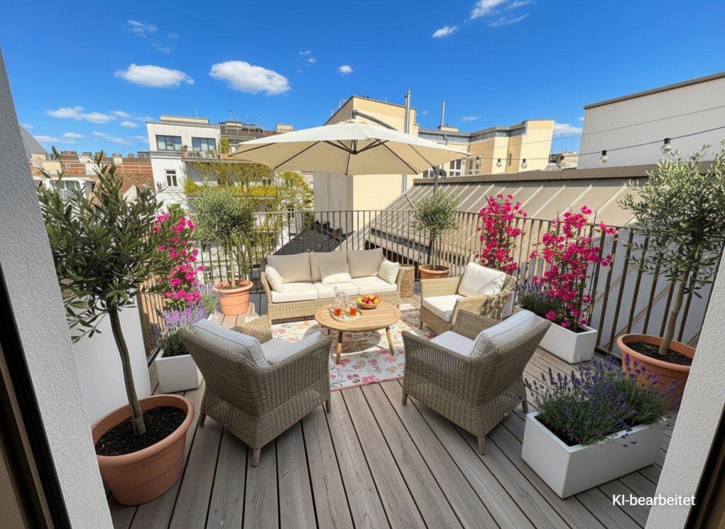 Attraktive Dachterrasse mit Holzboden, bequemen Sitzgelegenheiten und üppiger Bepflanzung.
