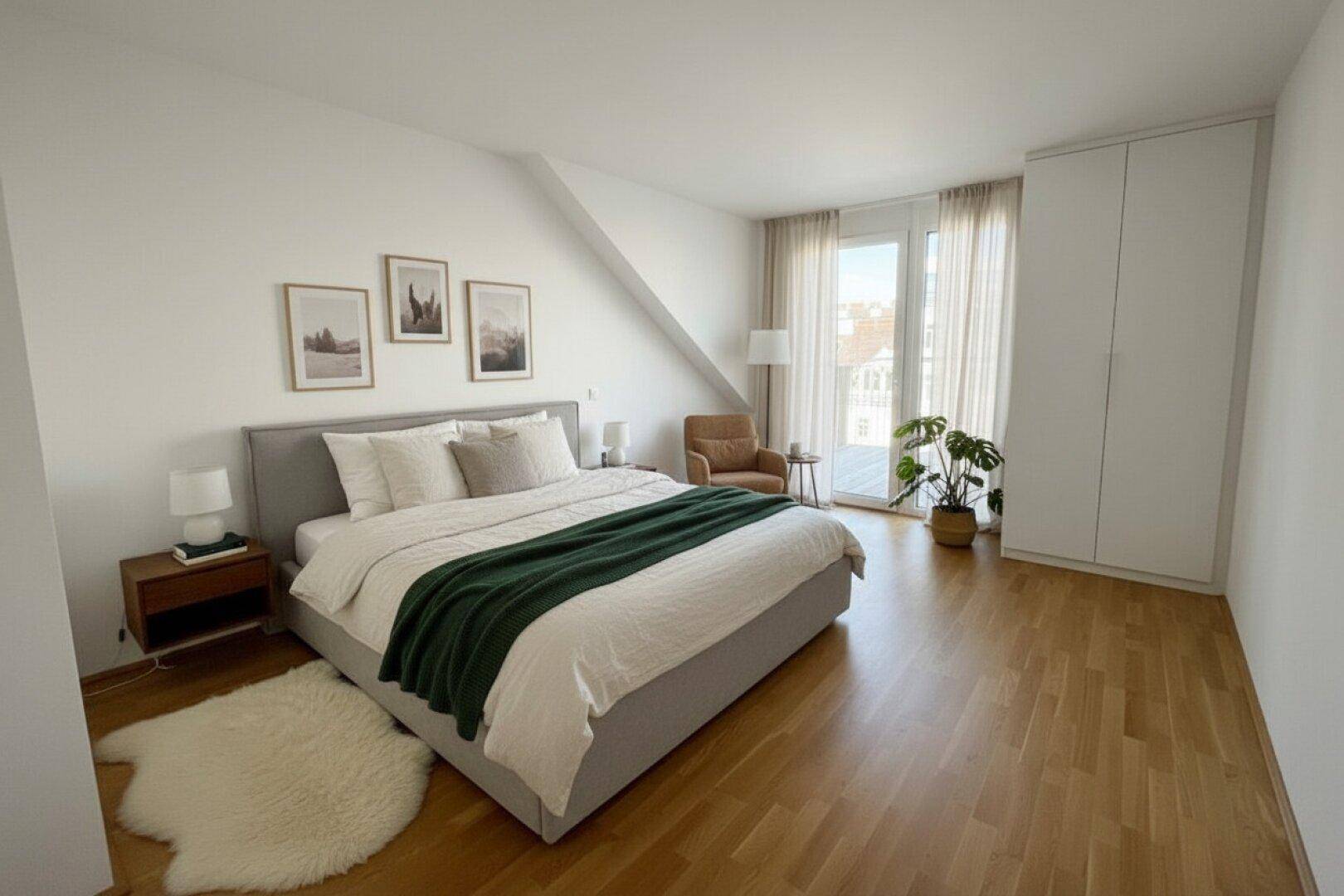 Gemütliches Schlafzimmer mit Holzboden, Dachschräge und Zugang zu einem kleinen Balkon.