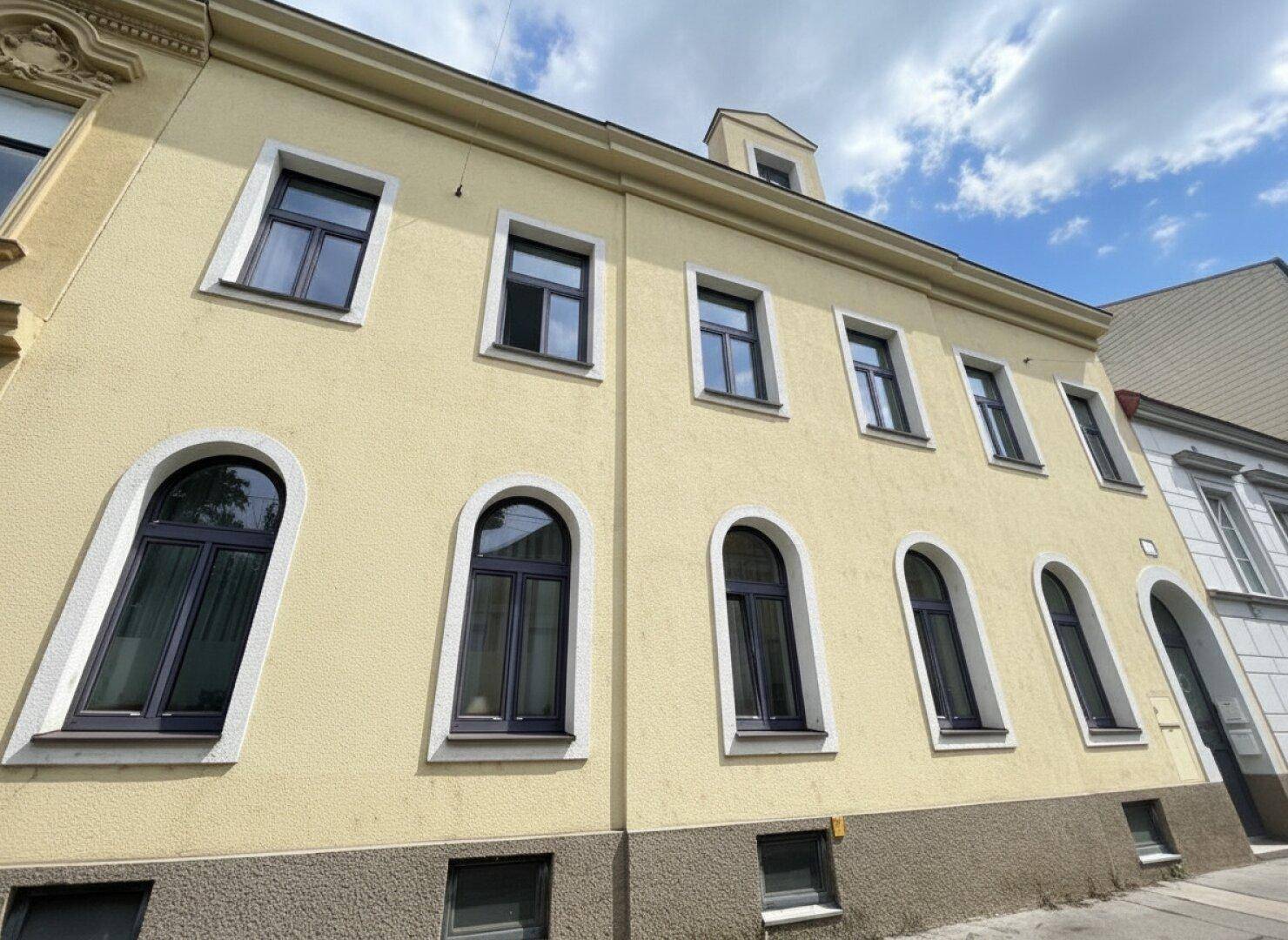 Zinshaus mit privatem Garten und Ausbaupotenzial auf ca. 795 m² WNFL! - Więcej