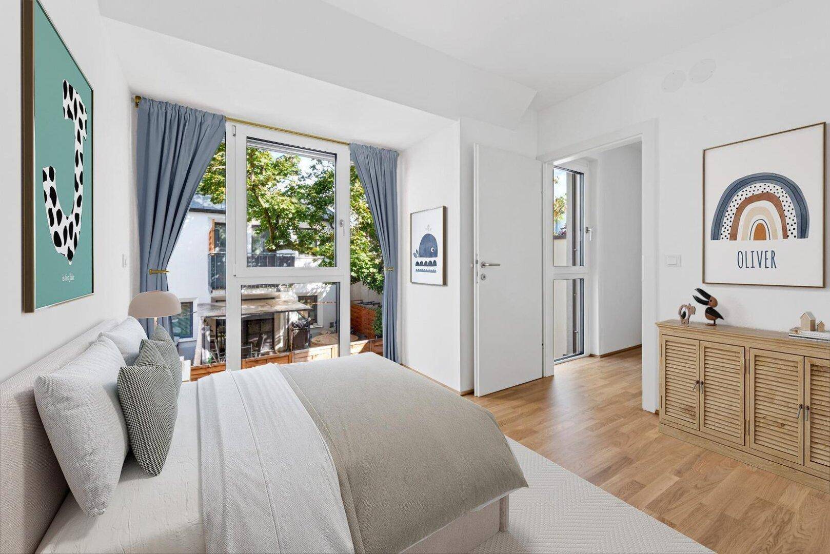 Gemütliches Schlafzimmer mit Holzboden, großem Bett und Zugang zu einem Außenbereich durch breite Fenster.