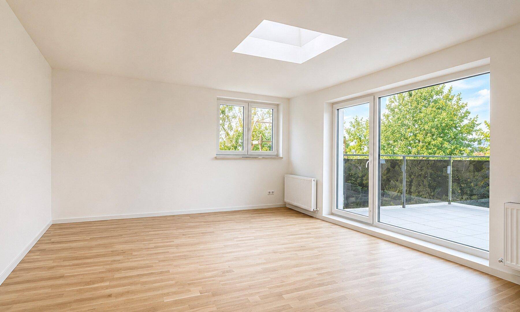 Helles, unmöbliertes Zimmer mit Parkettboden, großen Fenstern und Zugang zur Terrasse.