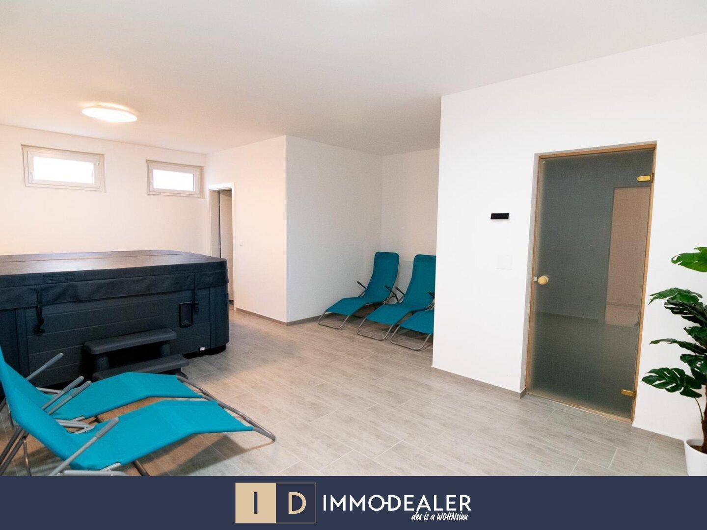Entspannungsbereich mit Whirlpool, Liegestühlen und Fliesenboden, ideal für Wellness und Erholung.