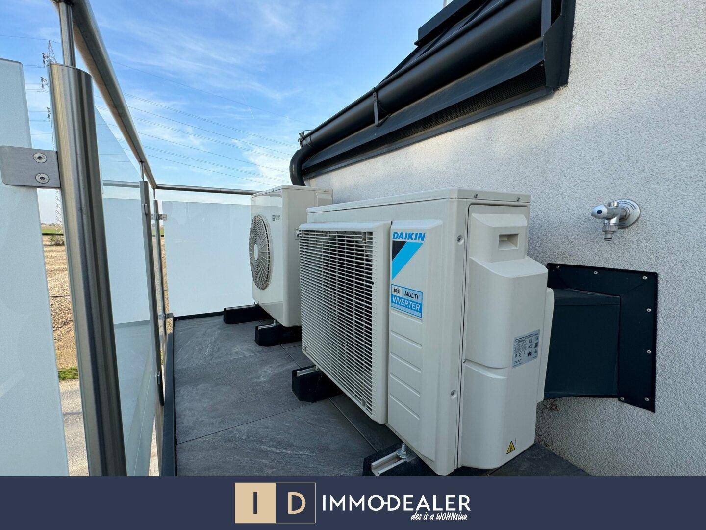 Außenansicht der Klimaanlagen-Einheiten auf der Terrasse, Teil der modernen Haustechnik.