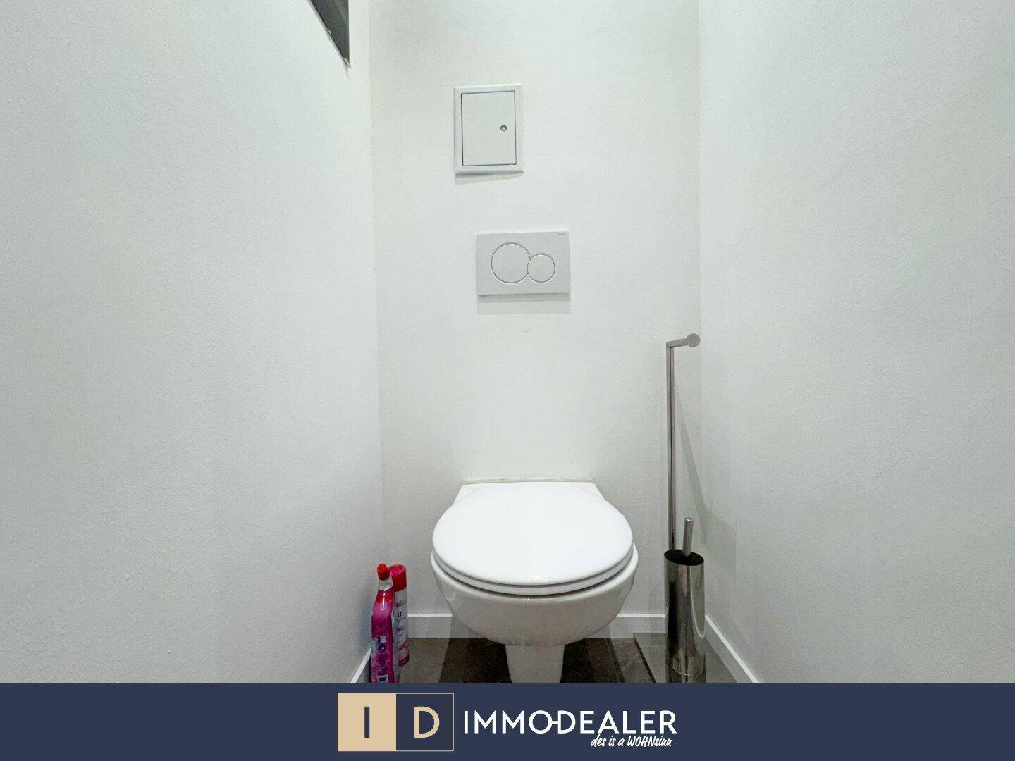 Separates WC mit wandhängender Toilette in schlichtem, weißem Design.