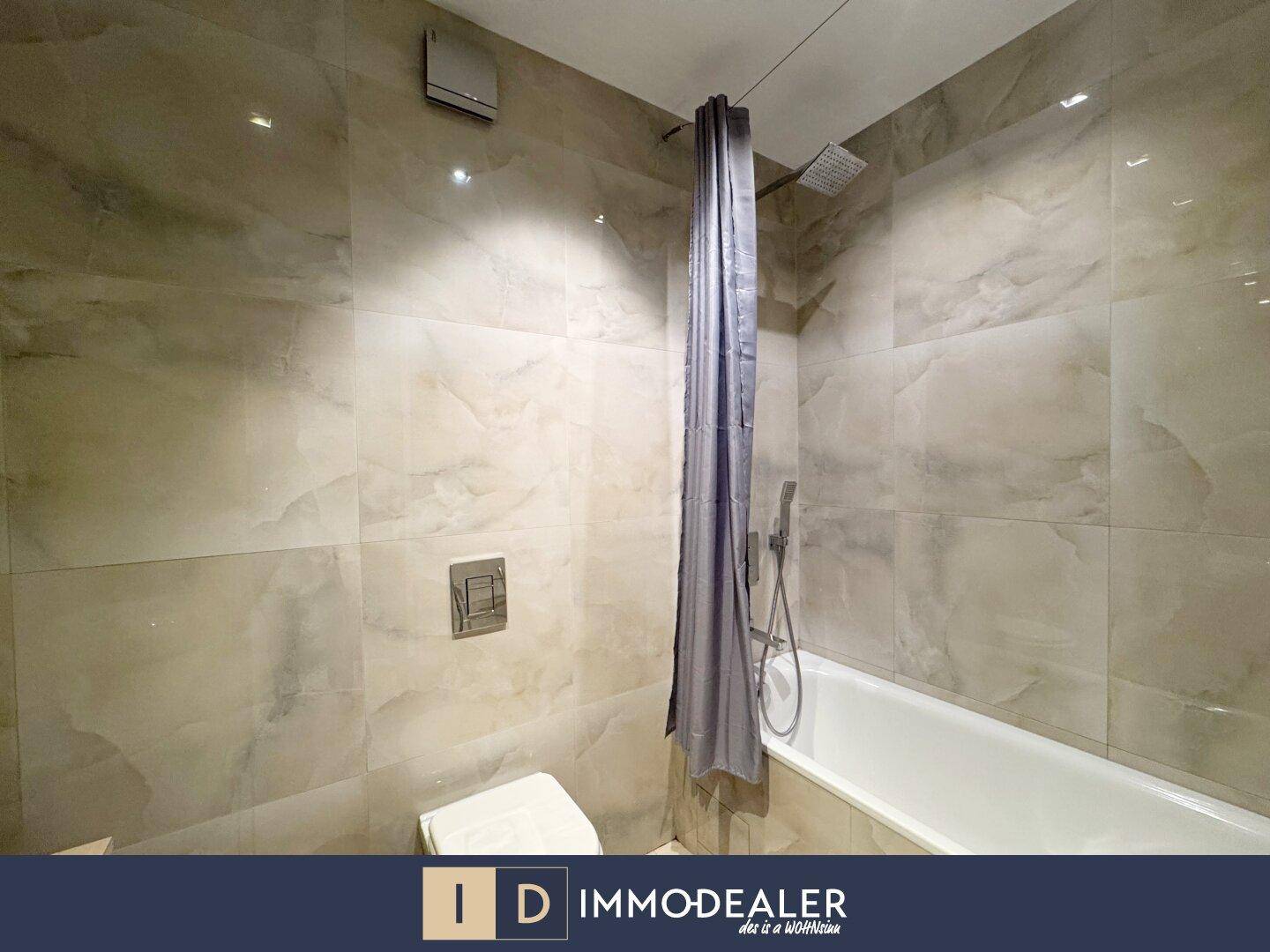 Badezimmer mit Badewanne, Duschvorhang und hellen Fliesen.