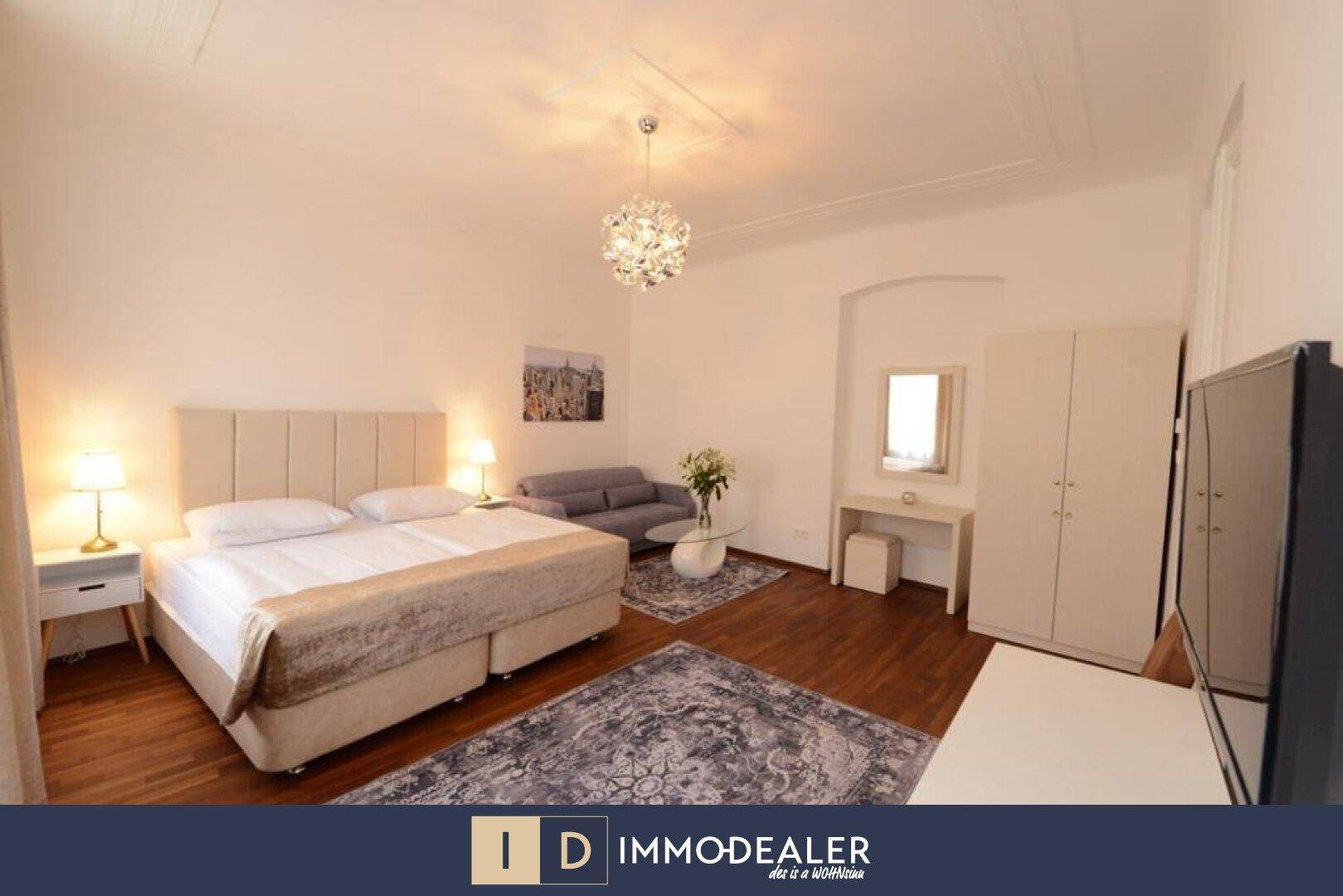 Helles Schlafzimmer mit Doppelbett, Kleiderschrank und modernem Dekor.