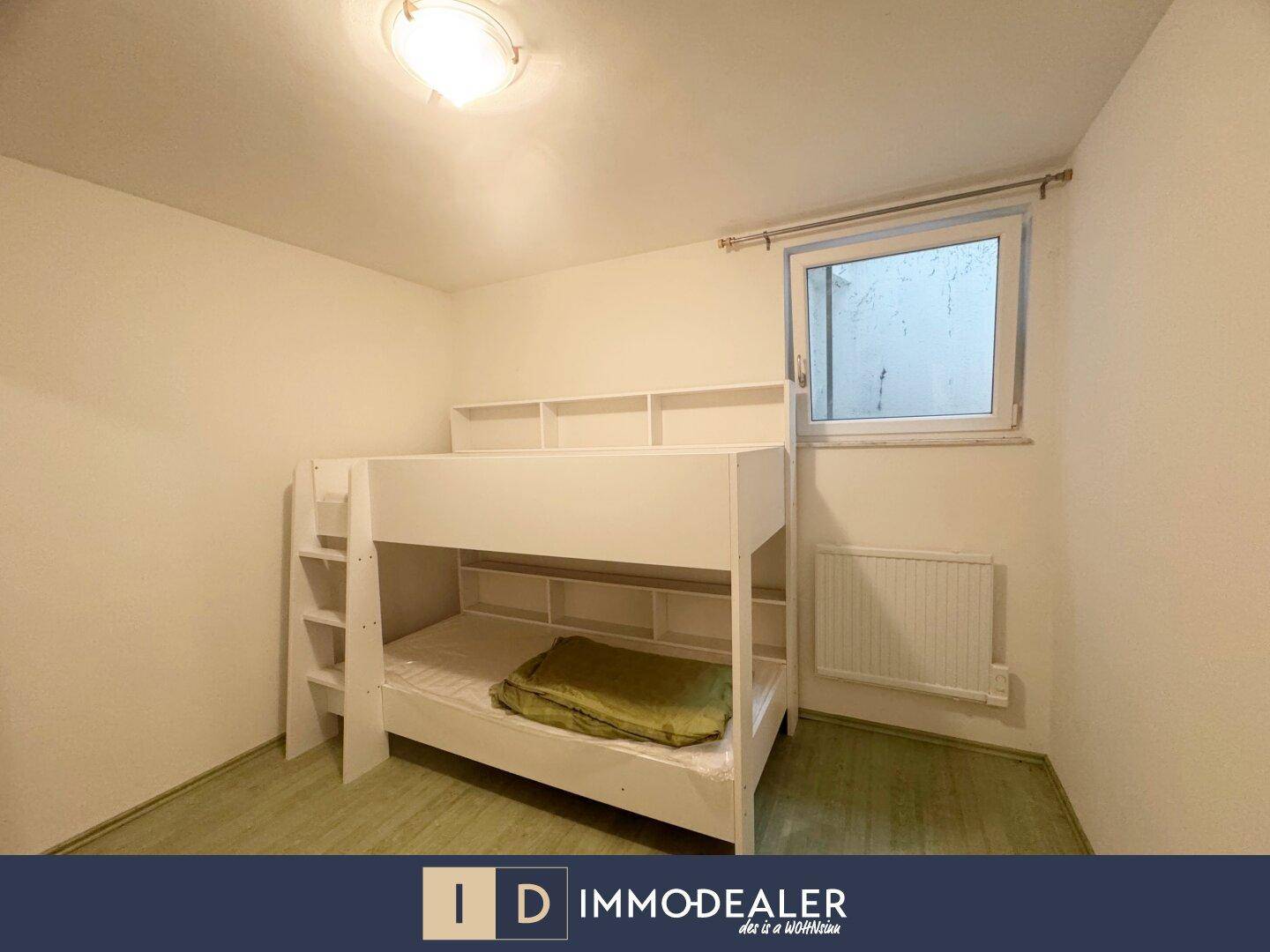 Helles Kinderzimmer mit Etagenbett und grünlichem Boden, ideal für junge Bewohner.
