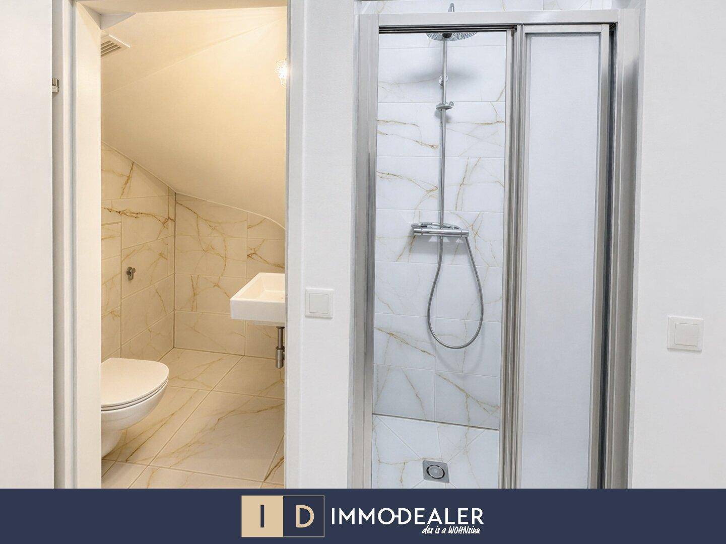 Modernes Badezimmer mit Duschkabine, wandhängendem WC und Waschbecken, alles in hellen Marmoroptik-Fliesen.
