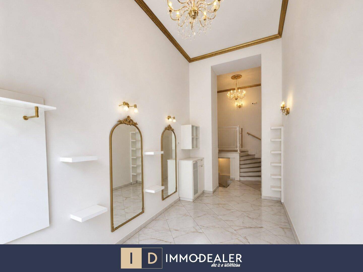 Geräumiger Eingangsbereich mit hohen Decken, Marmorfliesen und einer eleganten Treppe, die in die oberen Etagen führt.