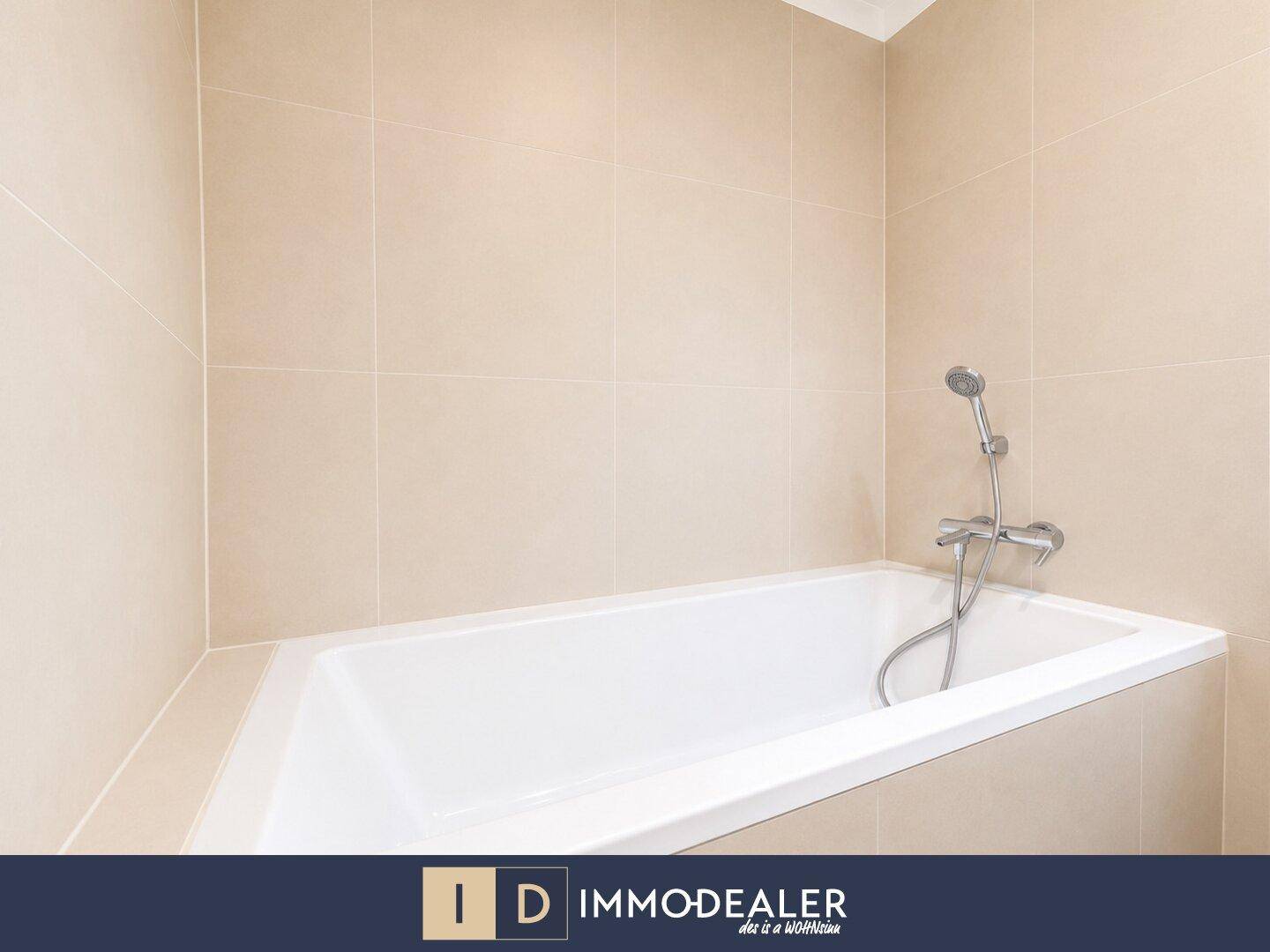 Eingebaute Badewanne in einem hell gefliesten Badezimmer, ideal zum Entspannen.