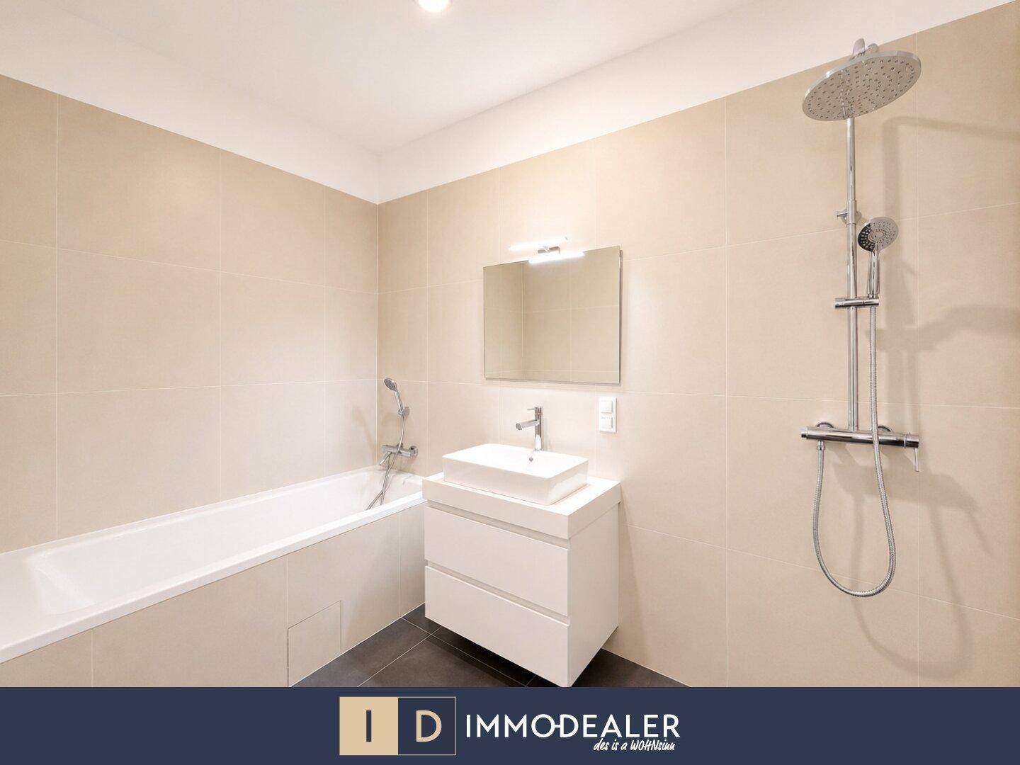 Modernes Badezimmer mit Badewanne, Dusche und beigefarbenen Fliesen.