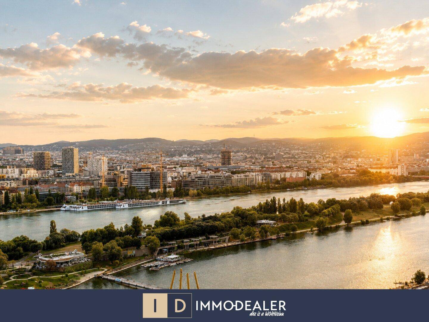 Panoramablick über die Stadt, den Fluss und die umliegende Landschaft bei Sonnenuntergang.