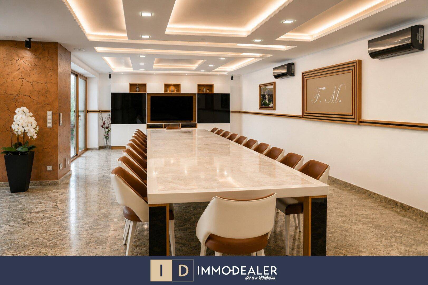 Geräumiger Esssaal mit eleganter Beleuchtung und einer langen Tafel für besondere Anlässe.