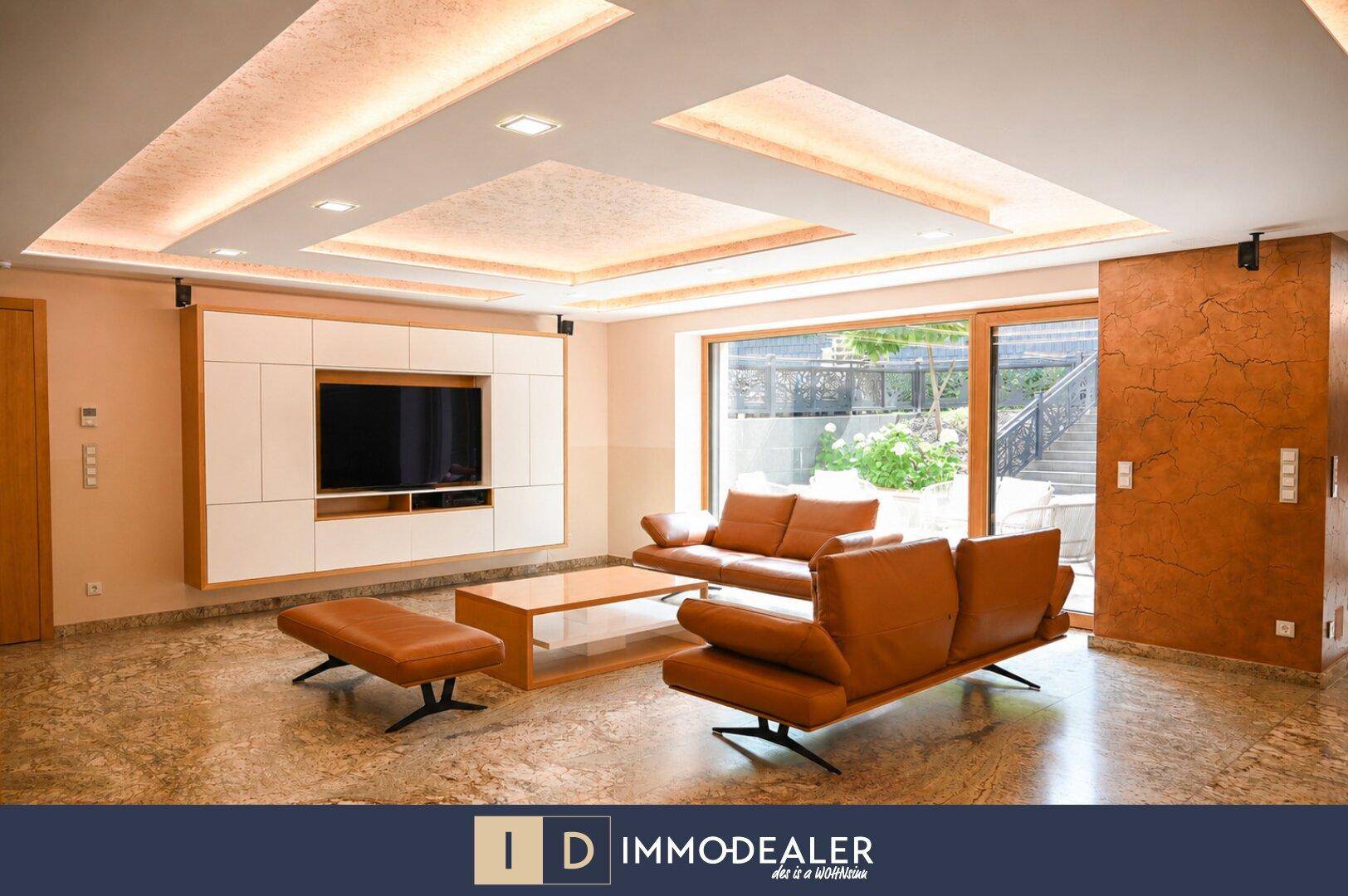 Helles Wohnzimmer mit modernen Ledersofas, integriertem Medienschrank und Zugang zur Terrasse.