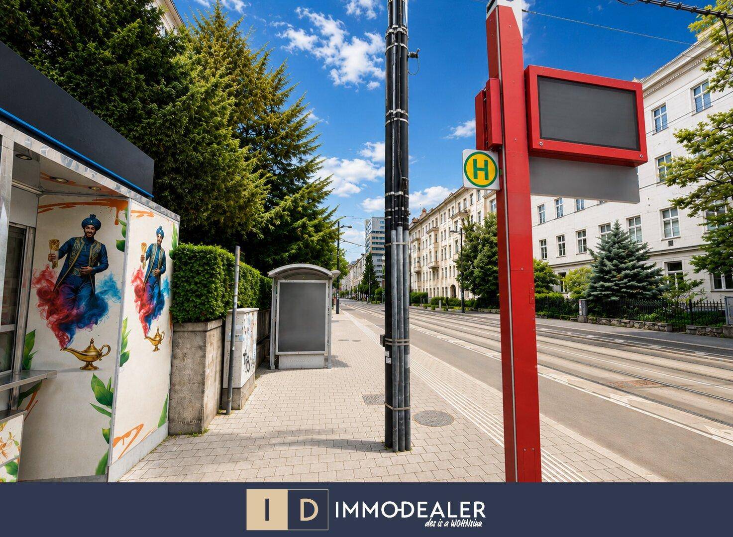 Städtische Szene mit Bushaltestelle, Straßenbahnschienen und Gebäuden im Hintergrund, neben einem Imbissstand.