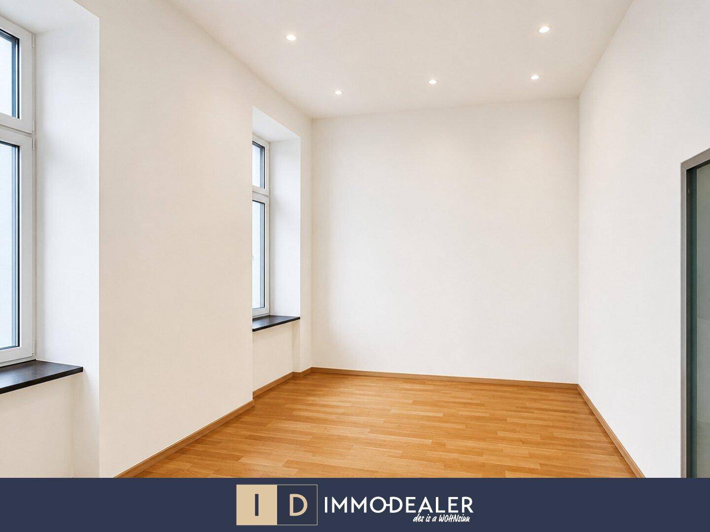 Freundliches Zimmer mit Parkettboden und großen Fenstern, ideal als Schlafzimmer oder Arbeitszimmer.