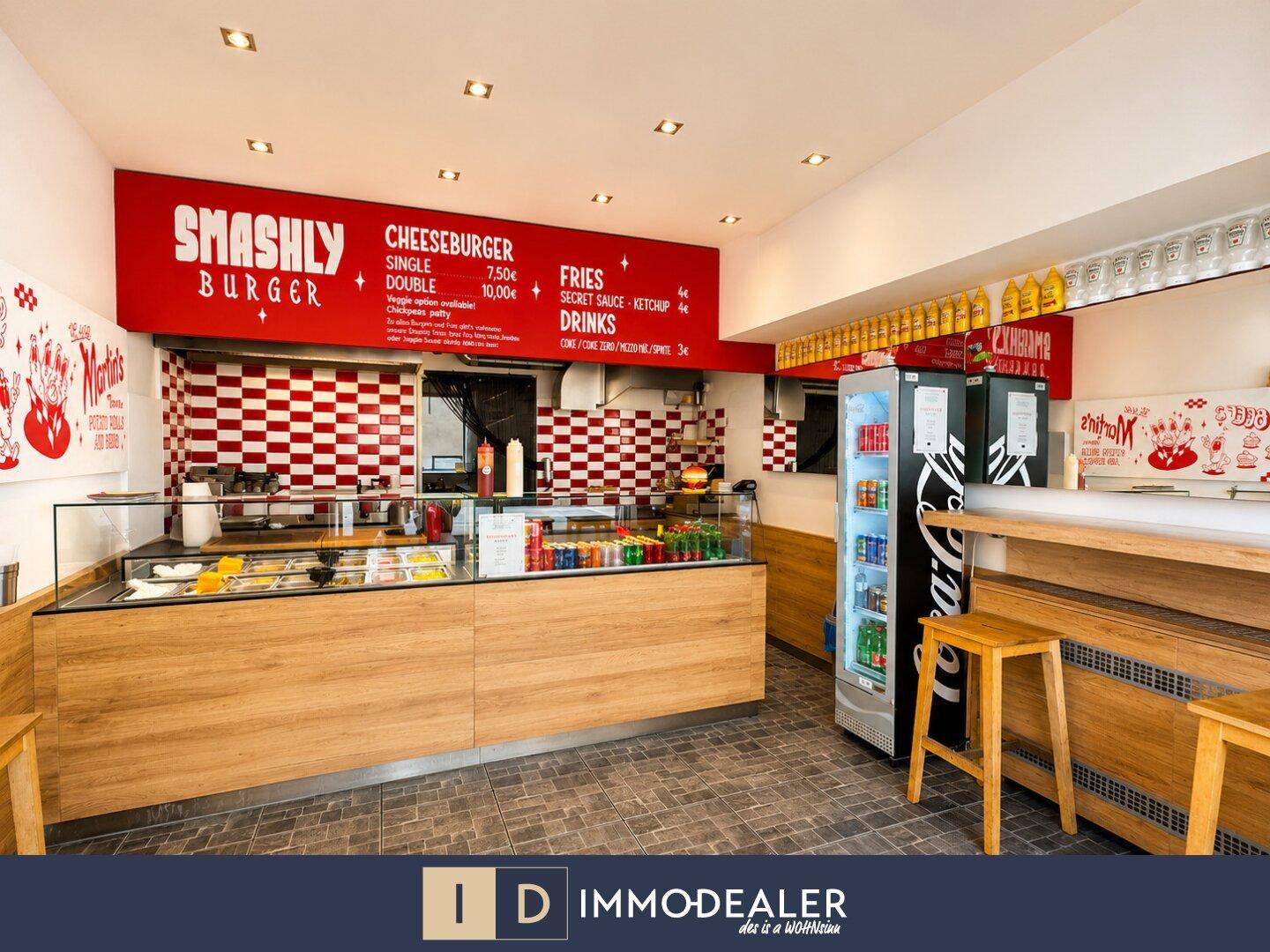 Breitere Ansicht des Schnellrestaurants mit Holztresen, Sitzgelegenheiten und Fliesenboden.