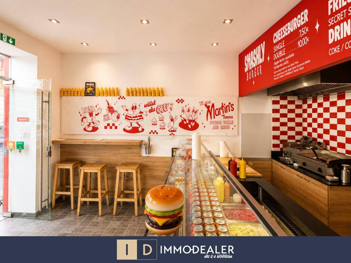 Innenbereich des Schnellrestaurants mit Theke, Wanddekoration und Holzhockern.