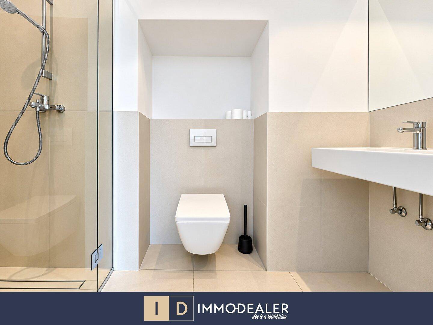 Modernes Badezimmer mit wandhängendem WC, Einzelwaschbecken und ebenerdiger Dusche.