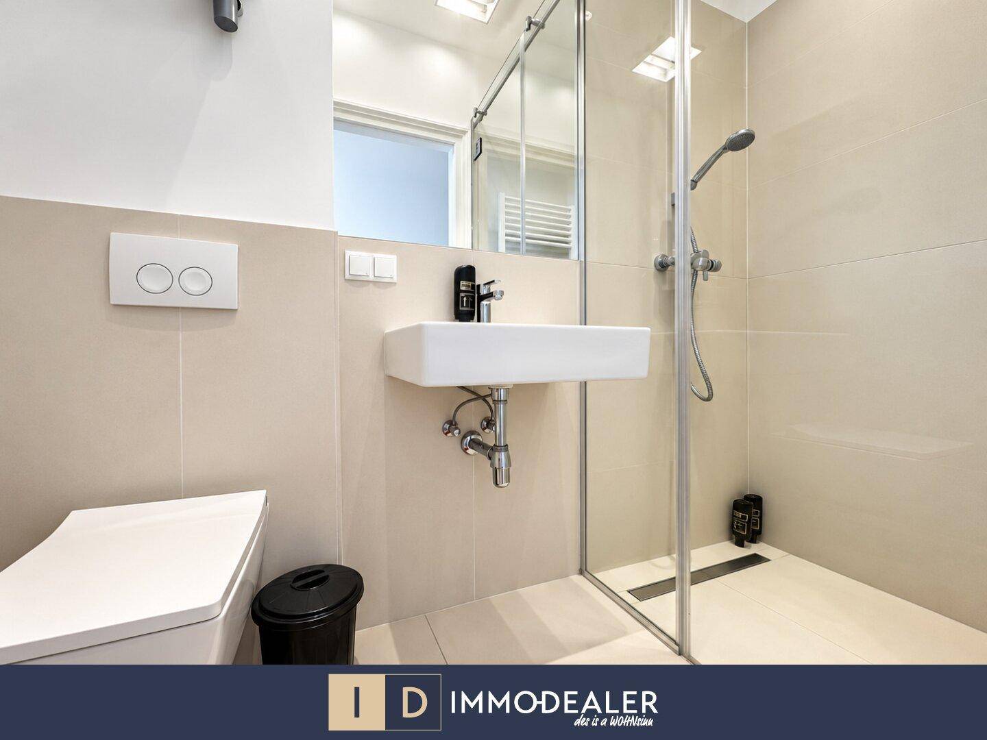 Modernes Badezimmer mit wandhängendem WC, Einzelwaschbecken und ebenerdiger Dusche.