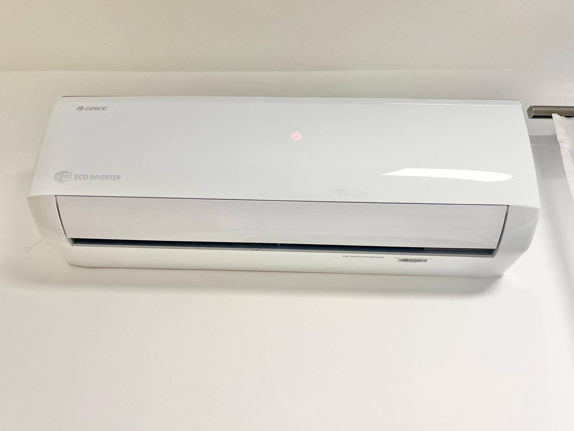 Moderne Klimaanlage an der Wand montiert für angenehmes Raumklima.