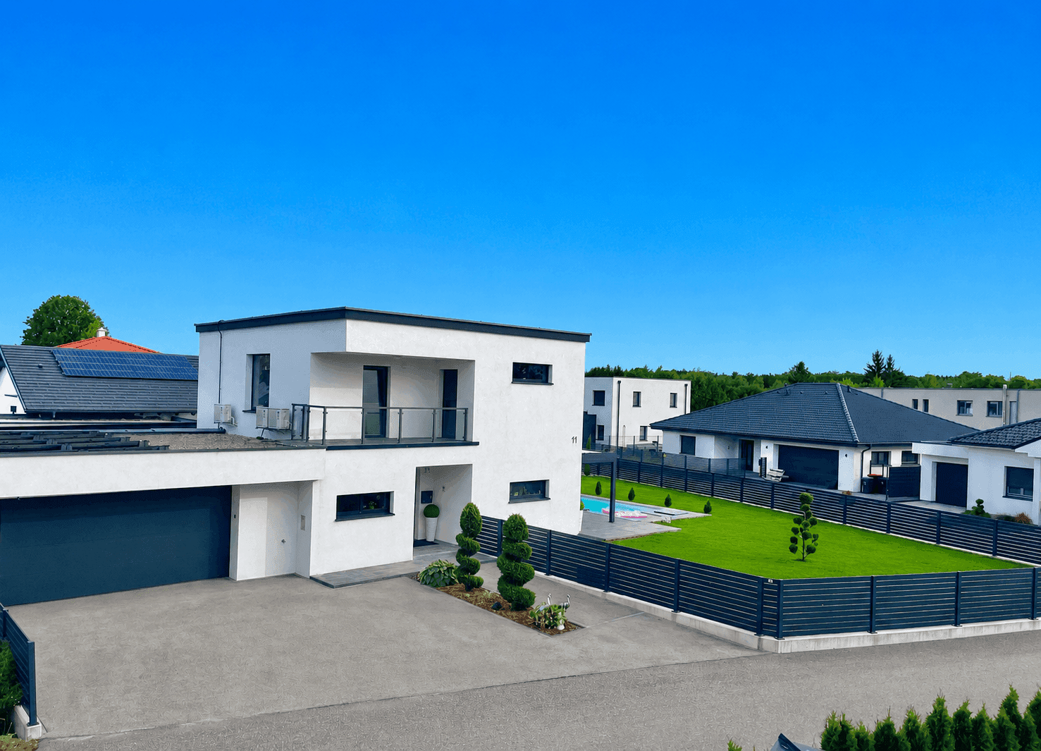 Moderne Villa mit großem Garten, Pool und Doppelgarage in sonniger Lage.