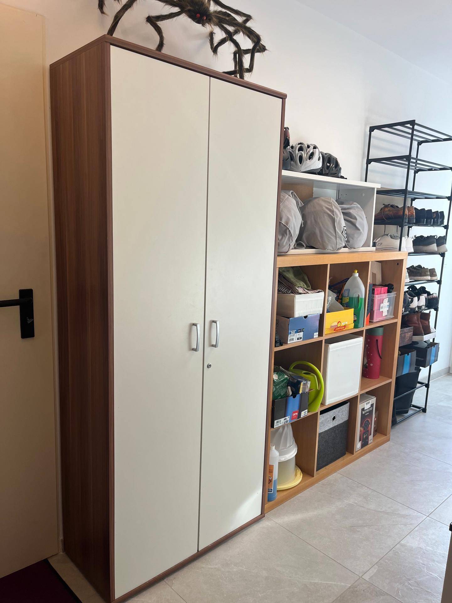 Eingangsbereich mit Schuhregalen und einem Schrank für zusätzlichen Stauraum.