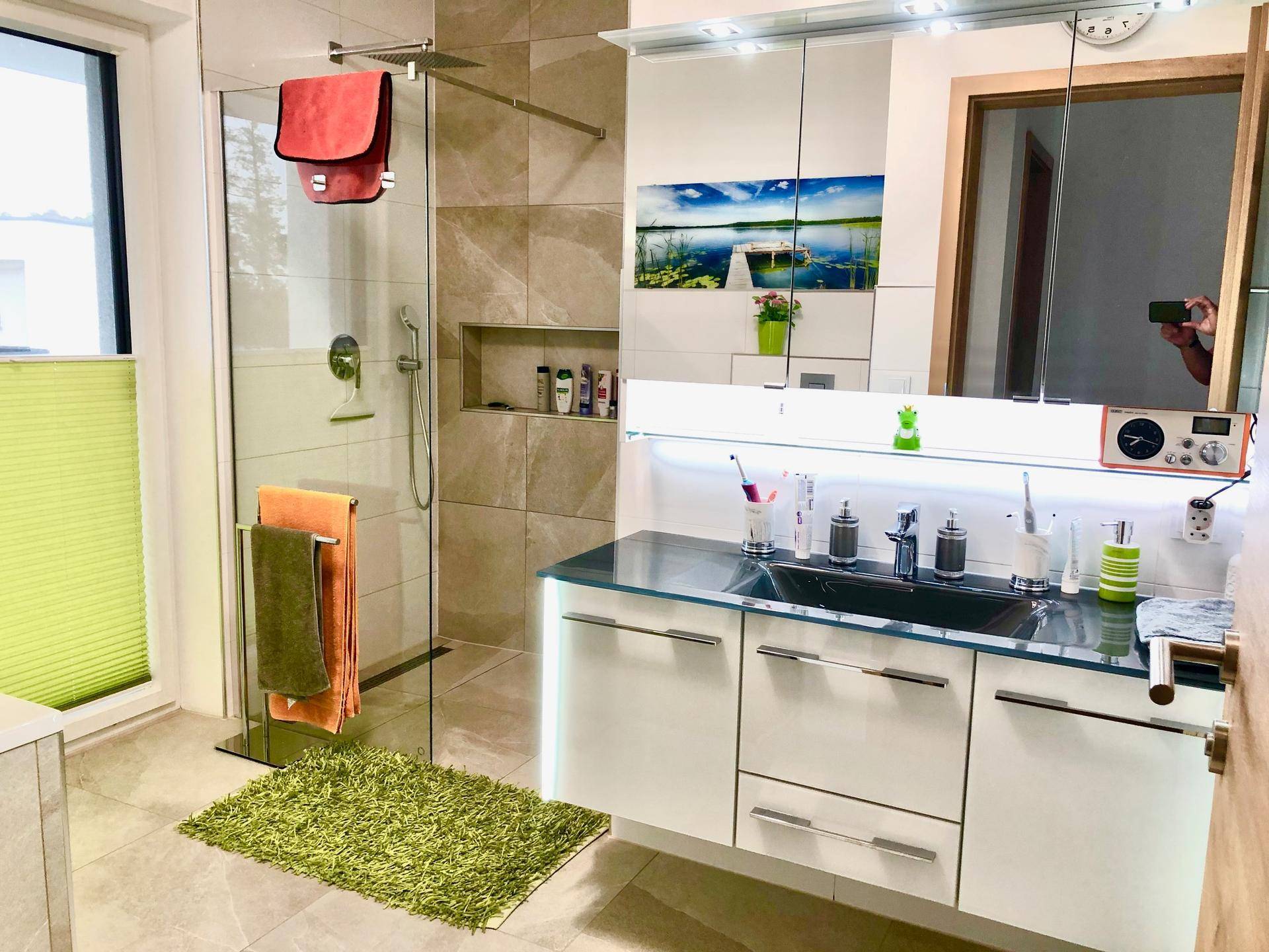Modernes Badezimmer mit großer begehbarer Dusche und Doppelwaschtisch.