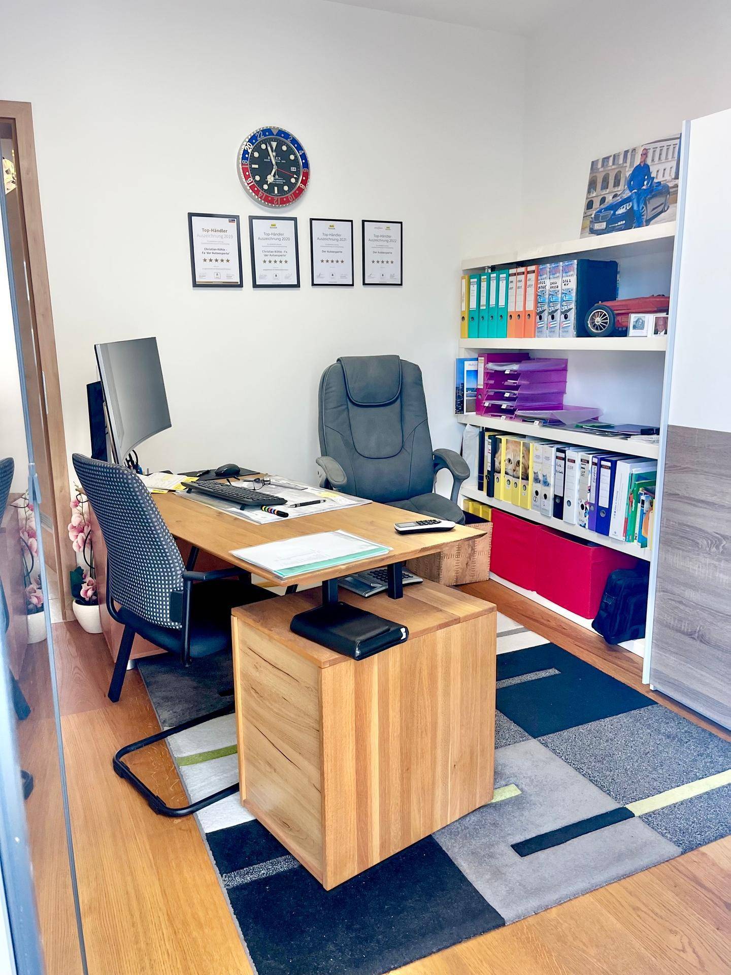 Funktionales Heimbüro mit Holzschreibtisch, ergonomischem Stuhl und praktischen Bücherregalen.